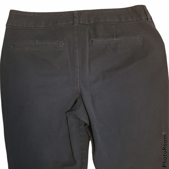 3 for $25 Old Navy Black Pixie Crop Pants 8 - Picture 3 of 6